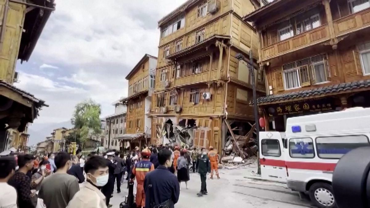 Čínská provincie se vzpamatovává ze silného zemětřesení. Mrtvých je už 65
